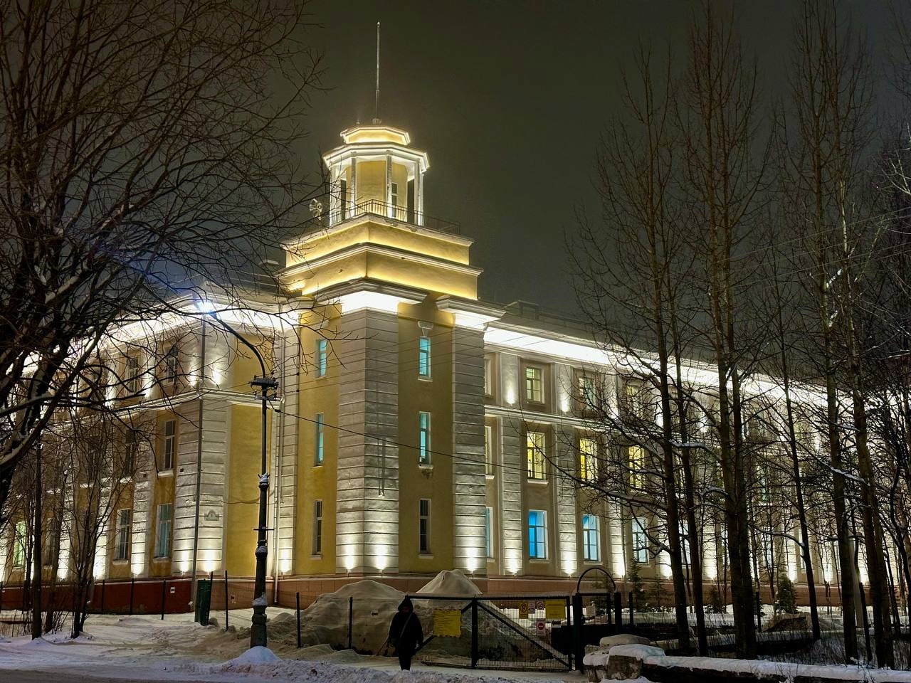 Больше света в полярную ночь: дома в Мончегорске украшает архитектурно-художественная подсветка